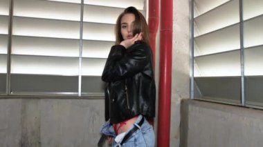 Kırmızı dantelli iç çamaşırlı ve deri ceketli seksi kız.