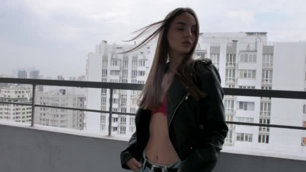 Szexi Lány Piros Csipke Fehérnemű Egy Bőr Kabát Pózol — Stock videók
