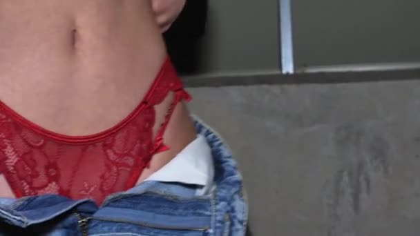 Σέξι Κοπέλα Κόκκινα Δαντελωτά Εσώρουχα Και Δερμάτινο Μπουφάν Που Ποζάρει — Αρχείο Βίντεο
