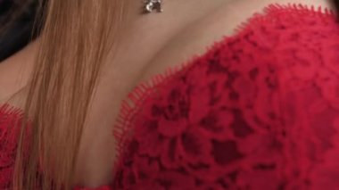 Kırmızı dantelli iç çamaşırlı ve deri ceketli seksi kız.