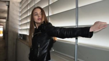 Kırmızı dantelli iç çamaşırlı ve deri ceketli seksi kız.