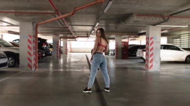 Kırmızı dantel iç çamaşırlı seksi kız poz veriyor.