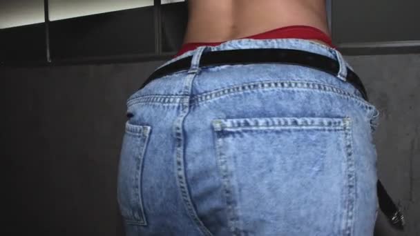 Menina Sexy Roupa Interior Renda Vermelha Uma Jaqueta Couro Posando — Vídeo de Stock