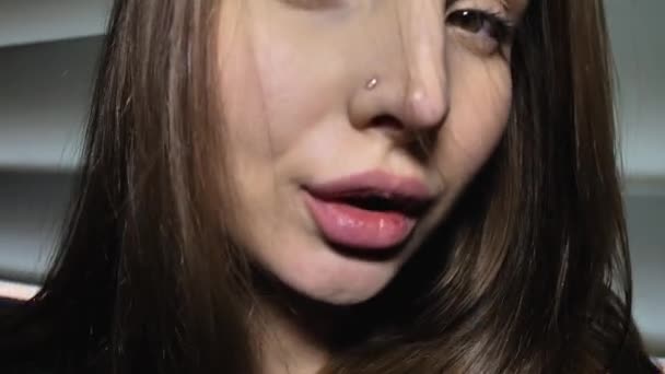 セクシー女の子で赤レースランジェリーポーズ — ストック動画