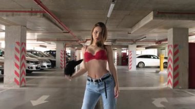 Kırmızı dantel iç çamaşırlı seksi kız poz veriyor.