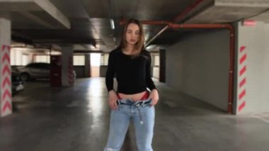 Kırmızı dantel iç çamaşırlı seksi kız poz veriyor.