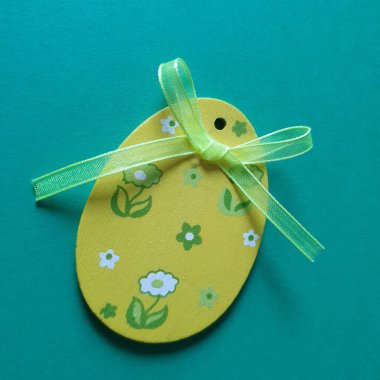 Tahta sarı yumurta süslemesi. Paskalya. Açık Mavili arka plan. Üst görünüm, alanı kopyala