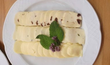 Süzme peynir, tvorog veya bir tabakta dilimlenmiş peynir. Üst manzara, kırsal