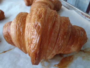 Beyaz arka planda taze kruvasan. Üst manzara, arka plan, taşralı. Fırın kavramı 