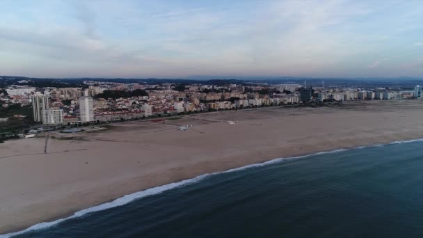 Flyga Över Havet Med Modern Stad — Stockvideo