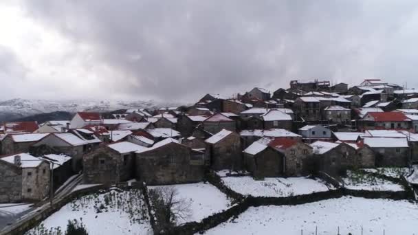 Sobrevoando Casas Aldeia Inverno Neve — Vídeo de Stock