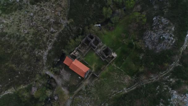 Mittelalterliche Kathedrale Auf Dem Berg — Stockvideo