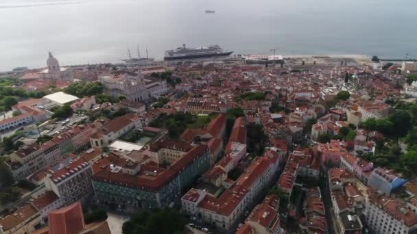 ヨーロッパの都市に係留された観光船 — ストック動画