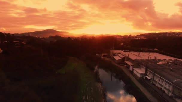Fabryka Pobliżu Rzeki Zachodzie Słońca — Wideo stockowe
