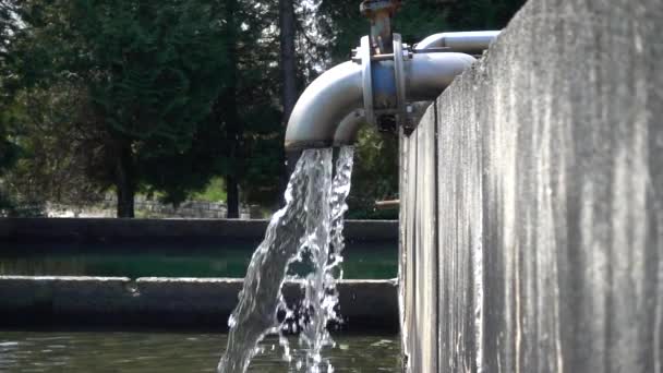 Zwei Alte Leitungswasser — Stockvideo