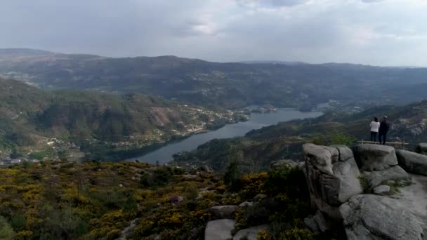 Seniorenpaar Prachtig Natuurlandschap — Stockvideo