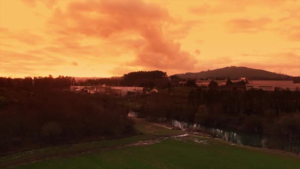 日落时工厂附近的河流鸟瞰图 — 图库视频影像