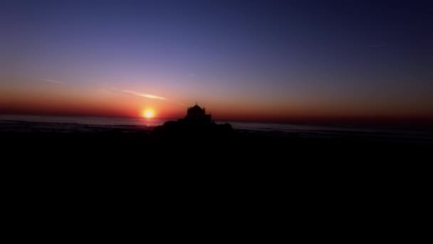 美丽的日落时教堂的轮廓 — 图库视频影像