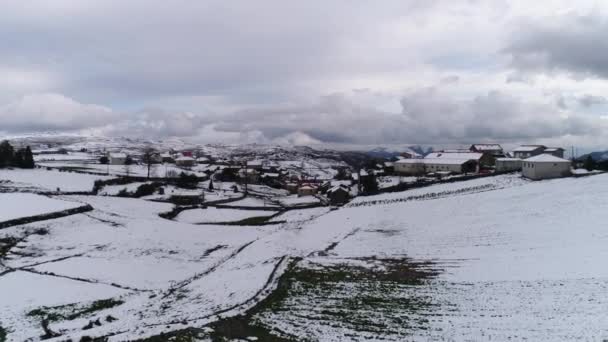 Вид Воздуха Деревню Покрытую Снегом Зимой — стоковое видео