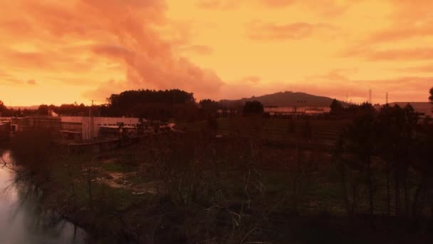 Luchtfoto Van Fabriek Bij Zonsondergang — Stockvideo