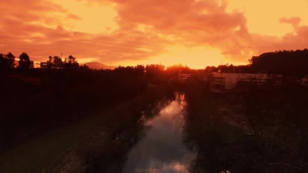 日落时的河流和工厂 — 图库视频影像