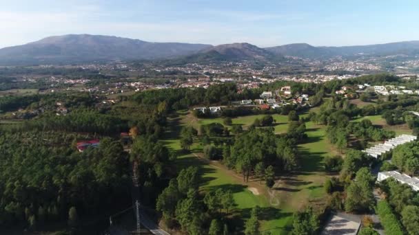 Terrain Golf Avec Une Grande Ville Arrière Plan — Video