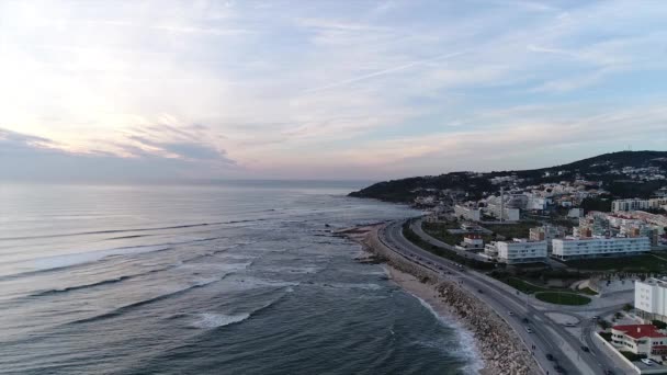 Pojazdy Przejeżdżające Przez Ulicę Pobliżu Pięknej Plaży — Wideo stockowe