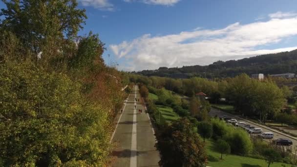 Competencia Aérea Personas Que Caminan Parque Ciudad — Vídeo de stock