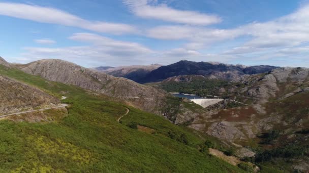 Güzel Doğayla Çevrili Bir Baraj — Stok video