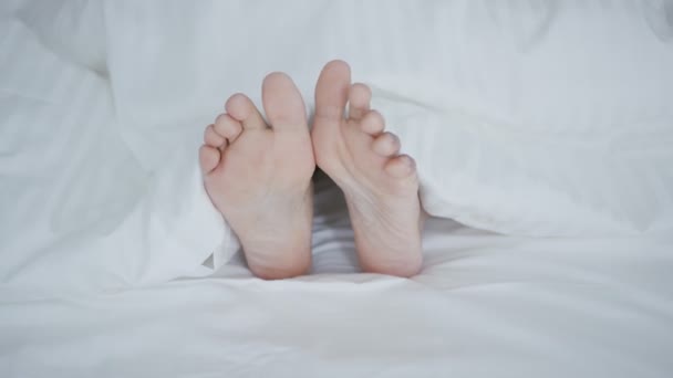 毛布の下の作物の女性の足 — ストック動画