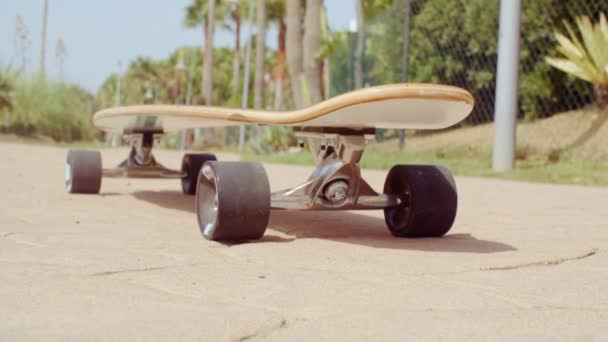 Longboard Spoczywa Ziemi Ulicy — Wideo stockowe