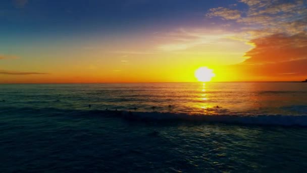 日没時のサーフィンのビデオ — ストック動画