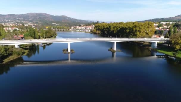 Αυτοκίνητα Διασχίζουν Γέφυρα Πάνω Από Όμορφο Ποτάμι Και Την Πόλη — Αρχείο Βίντεο