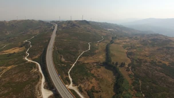 Turismos Cruzando Autopista Con Aerogeneradores — Vídeo de stock