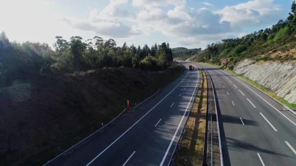 Camión Rojo Que Viaja Por Carretera — Vídeo de stock