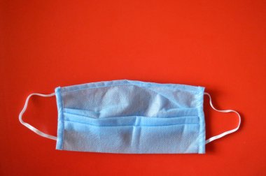 Kırmızı arkaplanda koruyucu maske