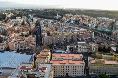 Şafakta büyük şehir. Romantik. Antik şehir