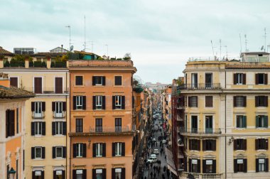 Şafakta büyük şehir. Romantik Roma. İtalyan sokağı