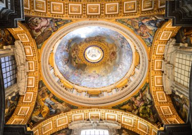 Vatikan 'daki Aziz Peter Katedrali' nin tepesinde.