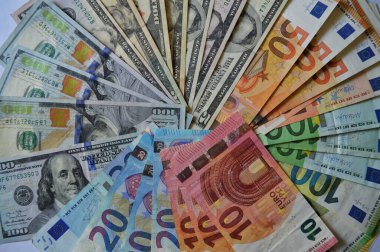 Bir sürü para. Avro ve dolar