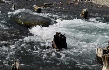 İlkbaharda nehir akar. Büyük taş.