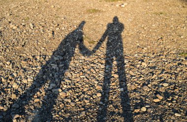 Taşların üzerindeki iki insanın gölgesi