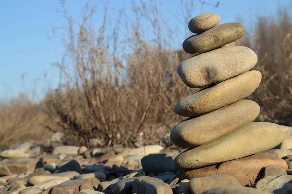 Pedras Planas São Empilhadas Umas Nas Outras Praia — Fotografia de Stock