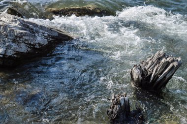 Nehirde büyük taşlar var. Nehir akıyor. Doğanın Uyanışı