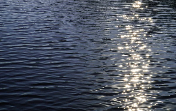 Solen Lyser Upp Floderna Floden Skiner Solnedgång Vid Floden — Stockfoto