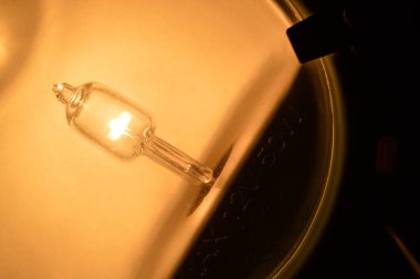 Siyah zemin üzerine sarı lamba