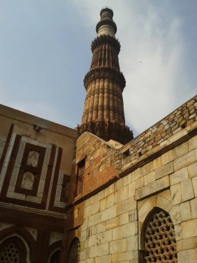 Qutub Minar tarihi bir yerdir.