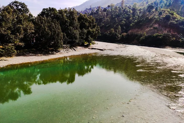 Uttrakhand köyündeki güzel göl.