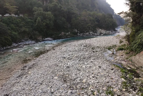 Nehrin yol kenarı manzarası