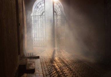 Gizemli kemer, duman içinde, bir arka ışık